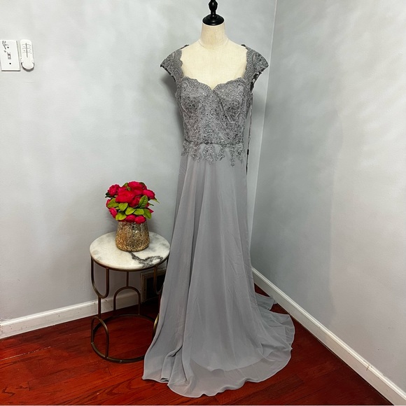 La Femme Silver Embroidered & Embellished Cap Sleeve Gown- New With Tag -Reemoly - Picture 5 of 17